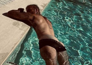 “You’re Welcome” – Victoria Belanja Foto Punggung David