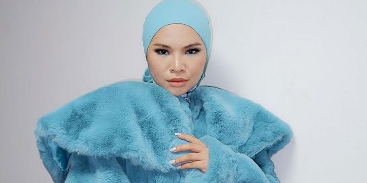 “Bagai Nak Mati Membayarnya” – Aina Abdul Beli Mikrofon Puluhan Ribu Ringgit