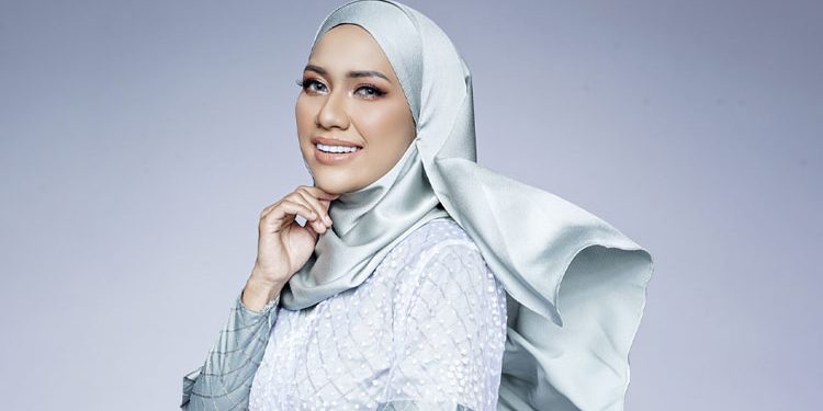 “Dah 8 Tahun Kami Kawan” – Siapa Duda Muda Senantiasa Di Sisi Zara Zya?