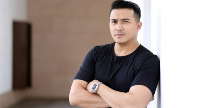 “Abang Ni Artis Suam-suam Kuku” – Aaron Aziz Terpaksa Jamah Makanan Atas Tong Sampah