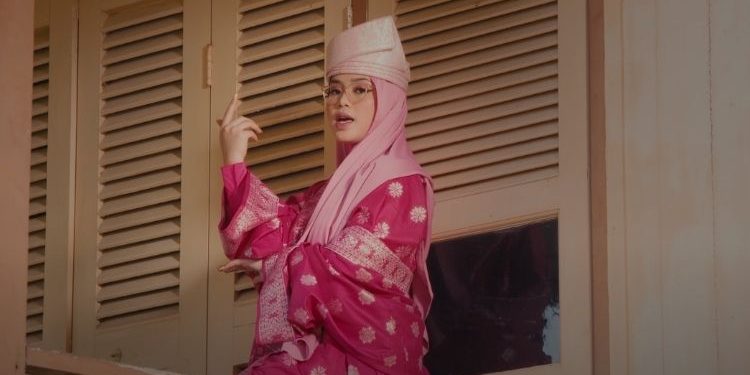 “Buat Research Tak?” – Lagak Songsang Bunga Isme Dalam MV Amaran Mula Jadi Isu