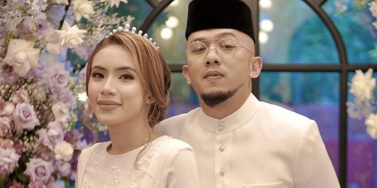 “Pernah Tegur Bini Tak?” – Warganet PM Suruh Ariz Ramli Bimbing Isteri Berhijab
