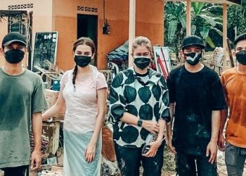 “Mereka Masih Mampu Senyum ” – Artis Muda Gembleng Tenaga Bersih Kediaman Mangsa