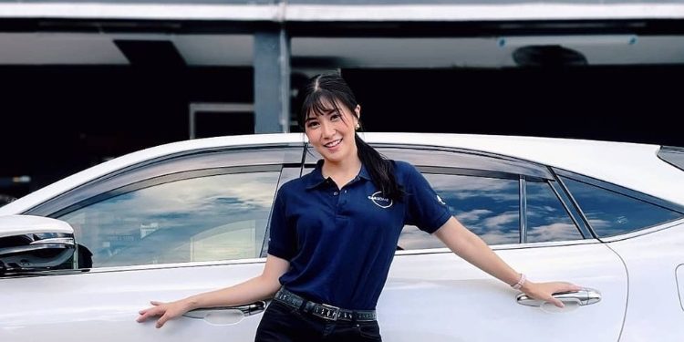 “Saya Akan Cuba” – Demi Anak, Elizabeth Tan Beranikan Diri Pandu Kereta