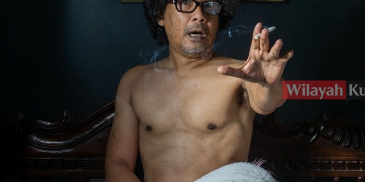 “Kita Semua Adalah Sama!” – Mesej Di Sebalik Foto Separuh Bogel Tok Ayah Untuk Media Sosial