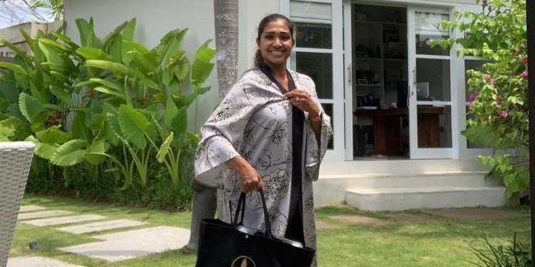 “Tersedak Dibuatnya” – Nourul Depp Terhibur Tonton Gelagat Kambing Bernama Nurul Huda