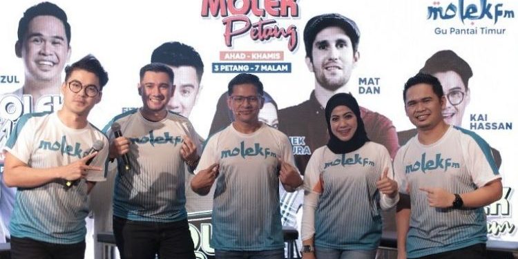 [VIDEO] Mat Dan Mula Tugas Jadi Penyampai, Fizie Dan Mek Zura Tunjang Molek FM