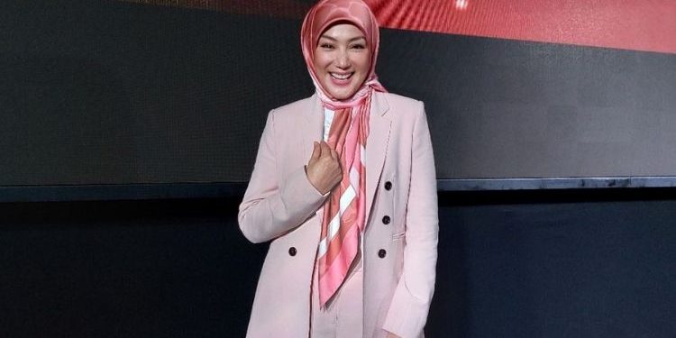 “Saya Memang Dah Tua” – Bersikap Realistik, Erra Fazira Sedia Lakonkan Watak Warga Emas