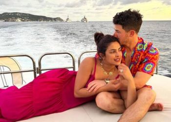 Priyanka Chopra Dan Nick Jonas Sambut Kelahiran Anak Sulung Menerusi Kaedah Ibu Tumpang