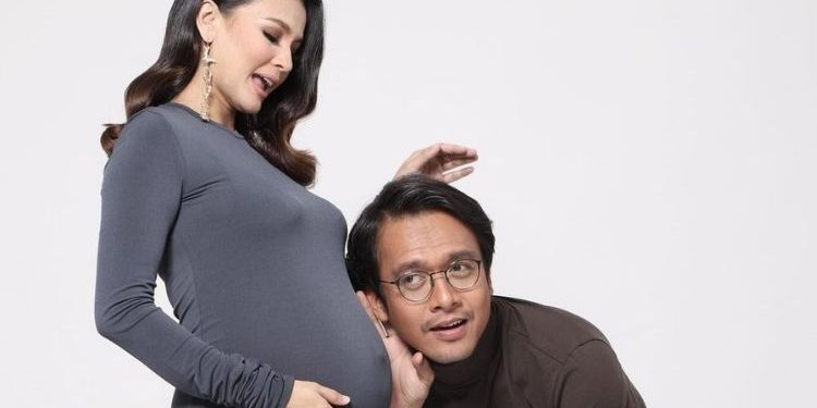 “Bukan Niat Nak Rahsia” – Hamil 8 Bulan, Azwan Dan Ezzaty Bakal Timang Anak Kedua