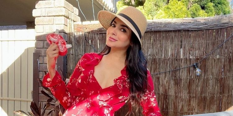 “Peduli Apa Mereka Geli!” – Tak Nak Lupa Tradisi, Raja Ilya Tetap Makan Guna Tangan