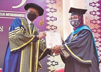 “Bayangkan Jika Anda Bergelar Siswa Senja?”  – Penat Lelah Fauziah Nawi Jadi Pelajar Berbaloi