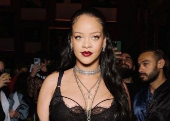 Rihanna Dikecam Teruk Sarung Lingerie Ke Pertunjukan Minggu Fesyen Dior 2022