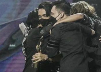 Polis Kenakan Kompaun RM1,000 Ke Atas Individu Berpelukan Tak Patuh SOP Di AJL 36