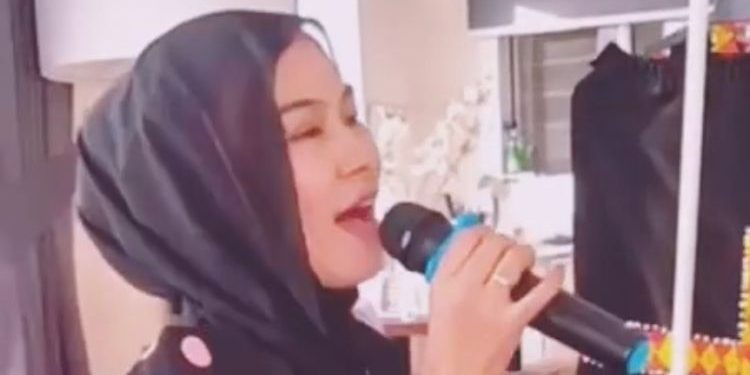 “Sis Cuba…” – Salma Asis Tunai Permintaan Peminat Sampaikan Lagu Cinta Nyanyian Marsha