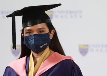 “Tengok Skrol Terus Hilang Penat” – Vanidah Imran Tamatkan Sarjana Seni Persembahan