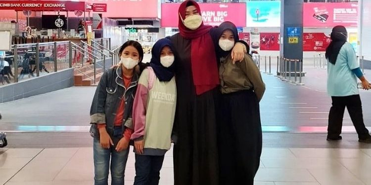 Dua Tahun Tak Berjumpa, Vicha Lepas Rindu Beraya Dengan Anak-anak Di Malaysia