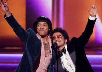 Duo Silk Sonic Sapu Bersih Empat Trofi Utama Di Anugerah Grammy Ke-64