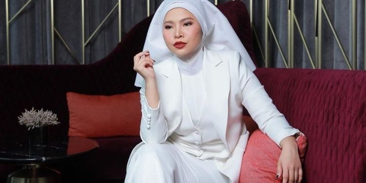 “Ini Cuma Fesyen, Bukannya Saya Memuja!” – Tudung Rahib Aina Abdul Sekadar Interpretasi