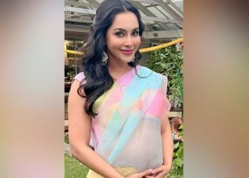 Persis Ratu Bollywood, Gaya Raja Ilya Pakai Sari Sambil Tayang Perut Undang Cemuhan