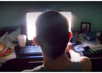 Stim Sangat Layan Porno, Pelakon Remaja Kantoi Tertekan Simbol ‘Like’ Di Laman Sosial