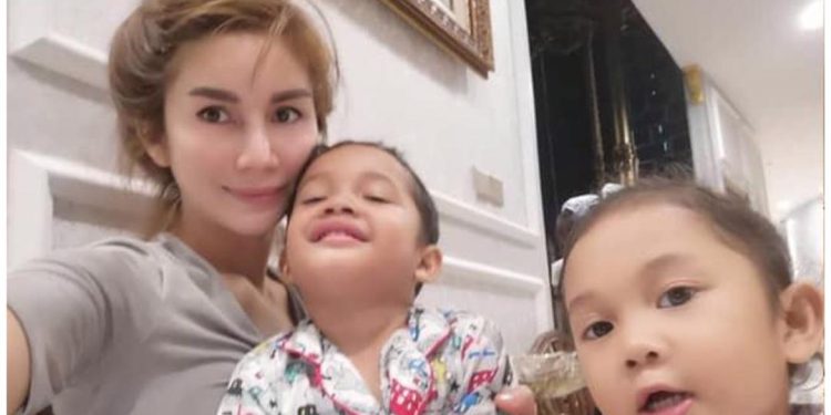 [VIDEO] “Cuma Pintu Pisahkan Kita” – Misi Sajat Bertemu Anak-anak Gagal, Tersadai Di Singapura