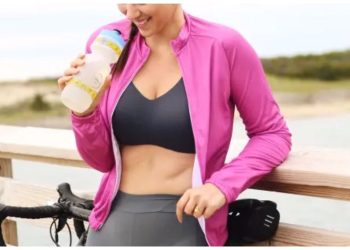 Alamak, Terbeliak Biji Mata Tengok Hos Muslimah Kayuh Basikal Pakai ‘Sport Bra’ Saja!