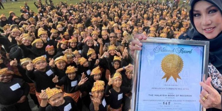 Noraniza Idris Catat Rekod Malaysia, Persembahan Tarian Tradisional Paling Ramai Penari