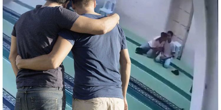 [V] “Dasar Gay Bodoh!” – CCTV Rakam Dua Lelaki Lakukan Aksi Jijik Bercium Dalam Surau