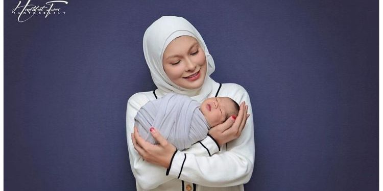 Mona Allen Tunai Nazar Bertudung Lepas Dikurniakan Anak