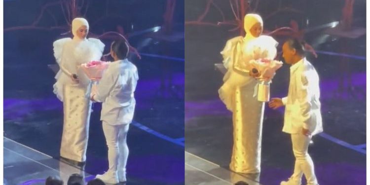 [V] Atu Terharu Nabila Razali Sudi Terima Jambangan Bunga – “Dia Tak Tahu Saya Akan Naik Ke Pentas”