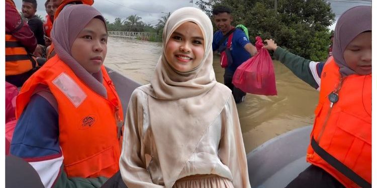 [V] Penduduk Batu Pahat Dilanda Banjir, Wani Syaz Lancar Tabung Dana Kumpul Bantuan