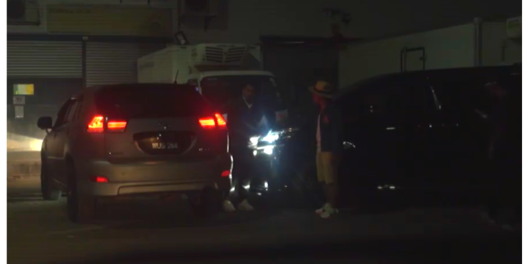 [V] Kereta Terlanggar Satu Sama Lain, Dua Artis Lawak Terkenal Bertikam Lidah Di Lot Parkir KL