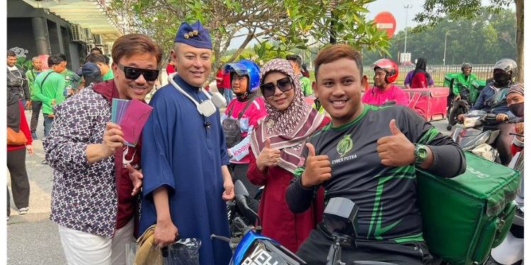 Pak Nil Harap Penunggang e-Hailing Dihargai – “Moga Lebih Ramai Rider Dapat Duit Raya”