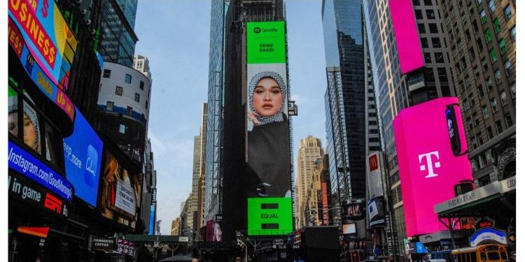 Giliran Ernie Zakri Pula Hiasi Papan Iklan Gergasi Di New York Times Square – “Saya Tak Pernah Terbayang Benda Ni…”