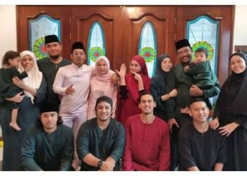 Teman Wanita Tayang Cincin Dalam Foto Raya, Ramai Dakwa MK Dan Siti Hajaar Sudah Bertunang