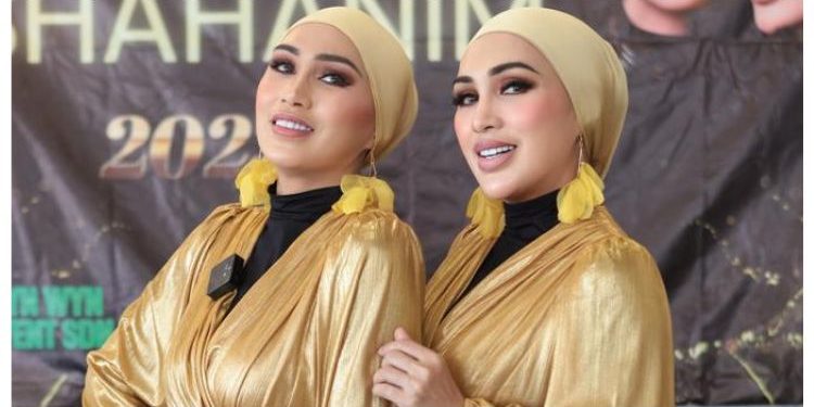 Sedekad Dalam Industri, Penyanyi Kembar Aishahanim Raikan Peminat Dalam Mini Konsert Pertama!