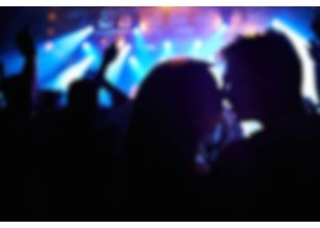 Aktor, Aktres Kantoi Bercium Di Malam Merdeka…Dekat Kelab Malam Pula Tu, Berani Ya!