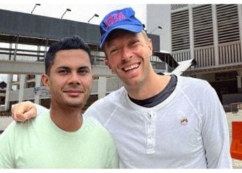 Amboi, Panjang Senyum Fikry Ibrahim Dapat Bergambar Dengan Chris Martin Depan Pekan Rabu…