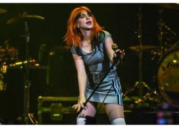 Hayley William Pecat Kru Semasa Live, Berang Dengan Kesilapan Berulang