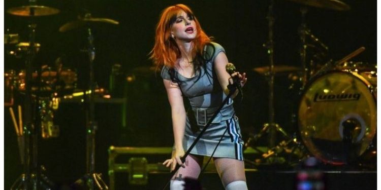 Hayley William Pecat Kru Semasa Live, Berang Dengan Kesilapan Berulang