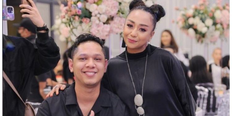 PJJ Tak Susah, Amylea Dan Suami Buat Panggilan Video Setiap Jam