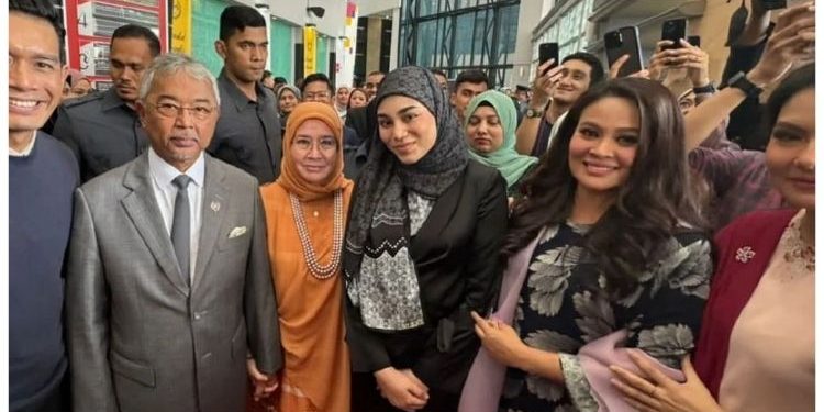 Uyaina Arshad Kongsi Momen Bahagia Dapat Duit Dari Raja Permaisuri Agong Untuk Bayi Dalam Kandungan