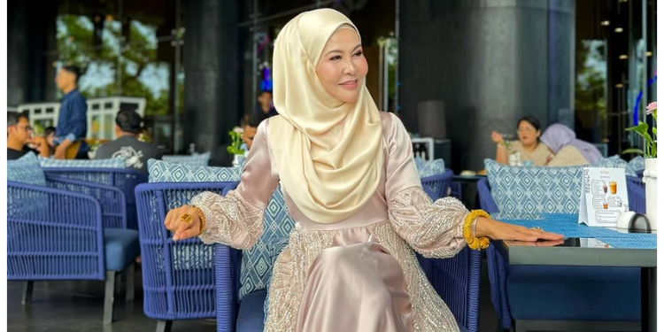 [V]“I’m Not Rich Either” – Bonda Rozita Claps Back At Netizen Mocking Her Husband’s ‘Foot-Washing’